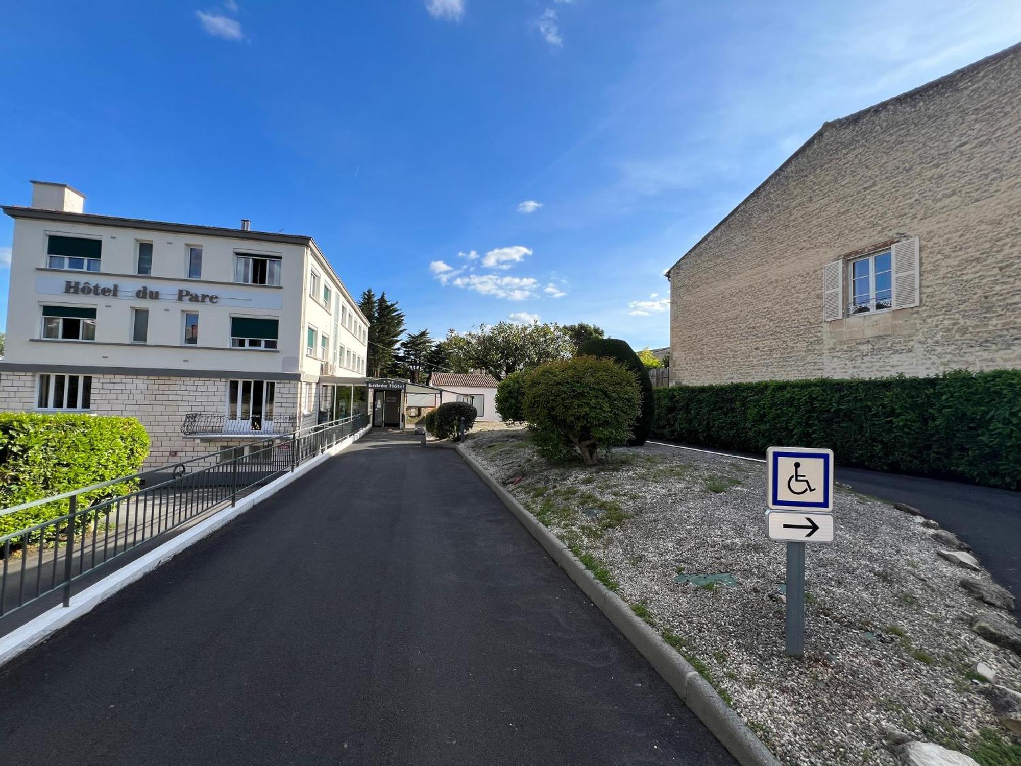 Brit Hotel Du Parc Niort Centre-Parking Gratuit Exterior foto